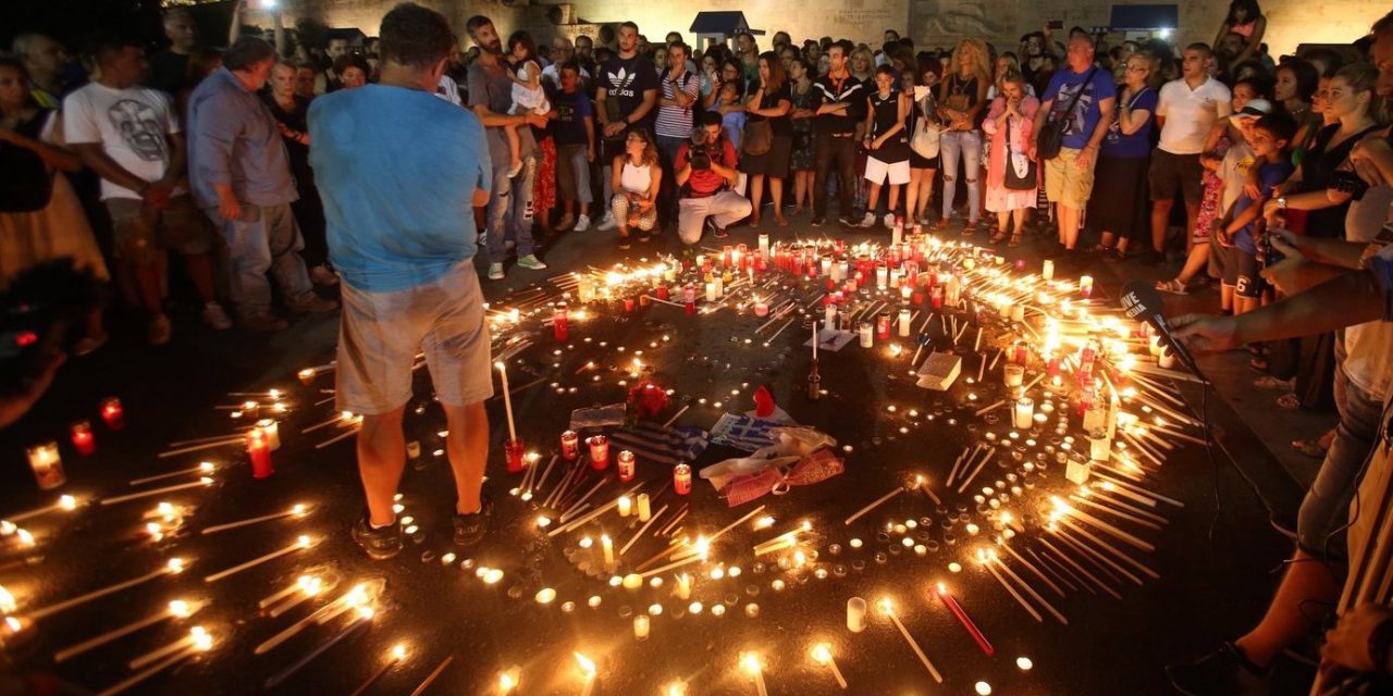 Perelnek a görög tűz áldozatainak hozzátartozói