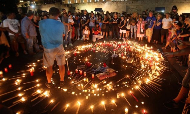 Perelnek a görög tűz áldozatainak hozzátartozói