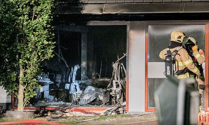 Benzines kannákkal megpakolt autó csapódott egy városházának Hollandiában