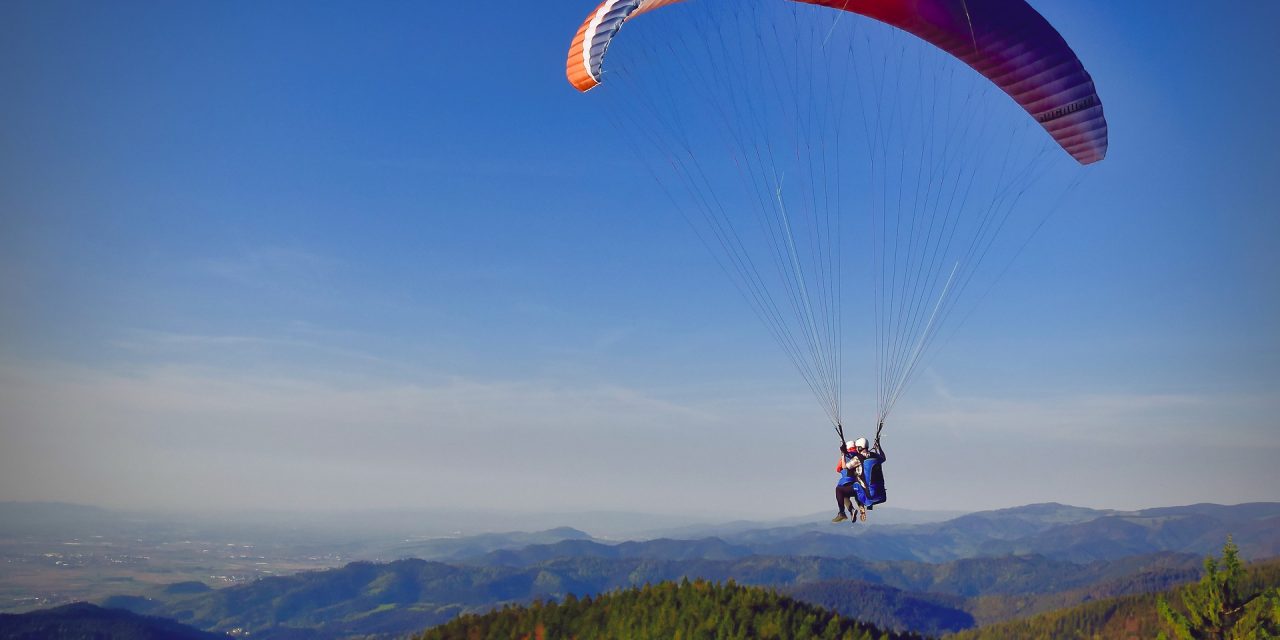 Ketten meghaltak, amikor lezuhant egy siklóernyő Bečićiben