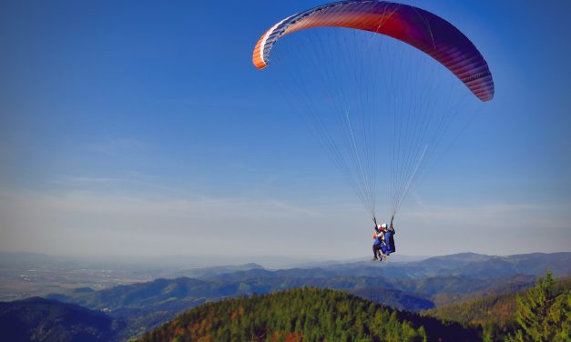 Ketten meghaltak, amikor lezuhant egy siklóernyő Bečićiben