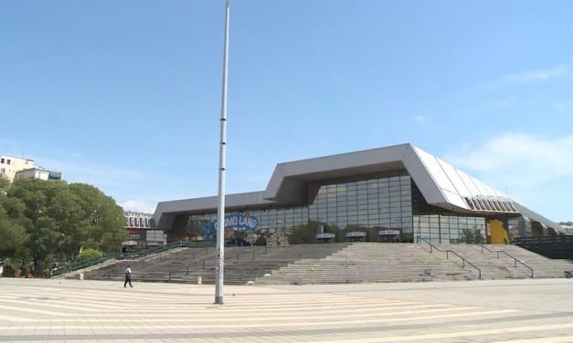 Újvidék: A házmester mobiltelefonjával fényképezte az edzés után zuhanyzó tizenöt éves lányt