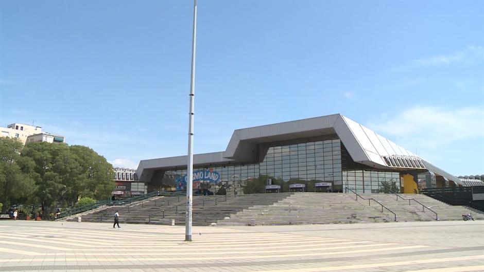 Újvidék: A házmester mobiltelefonjával fényképezte az edzés után zuhanyzó tizenöt éves lányt