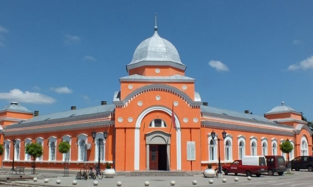 Szenttamás: A rendőrök autóit rongálta meg