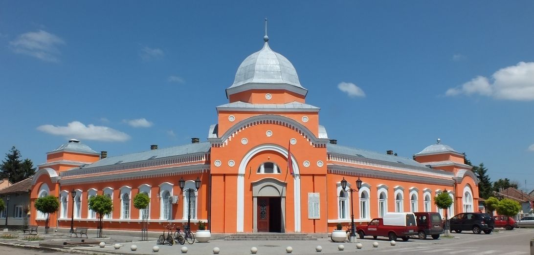 Szenttamás: A rendőrök autóit rongálta meg