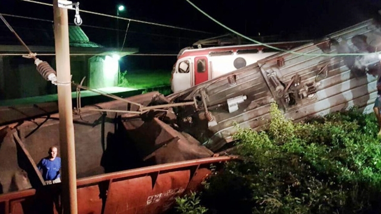 Összeütközött két vonat Boszniában, ketten meghaltak (Videó)