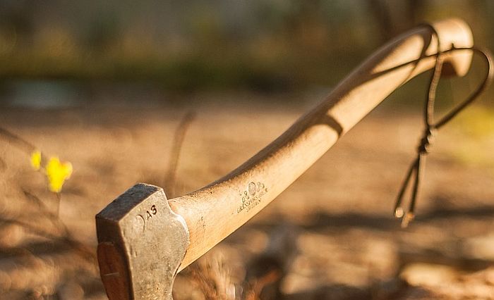 Betörte a koponyáját egy balta nyelével