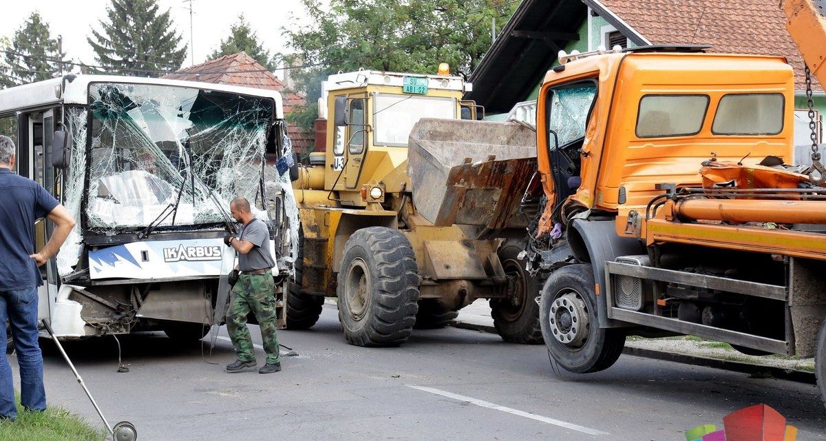 <span class="entry-title-primary">Szabadka: Kamionnal ütközött az 1/A járaton közlekedő busz</span> <span class="entry-subtitle">A két sofőr és a busz három utasa könnyebb sérüléseket szenvedett</span>