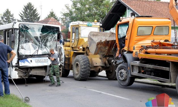 <span class="entry-title-primary">Szabadka: Kamionnal ütközött az 1/A járaton közlekedő busz</span> <span class="entry-subtitle">A két sofőr és a busz három utasa könnyebb sérüléseket szenvedett</span>