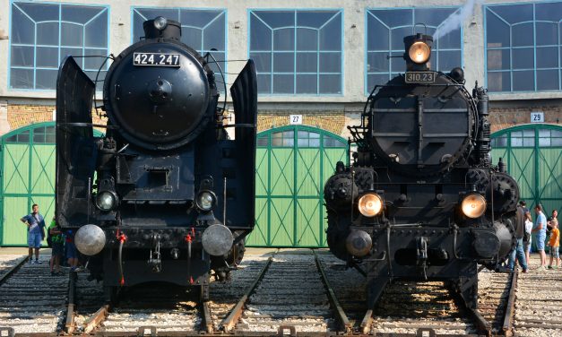 <span class="entry-title-primary">Tito magyar mozdonyától a „Trumanig” (GALÉRIÁVAL)</span> <span class="entry-subtitle">Nemcsak pöfögnek, versenyre is kelnek a Magyar Államvasutak 150. évfordulóján a legendás gőzmozdonyok</span>