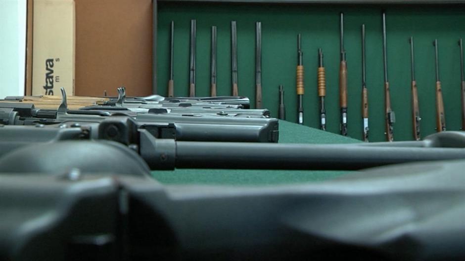 Nagybecskerek: Illegális fegyverarzenált foglaltak le a rendőrök, egy személy őrizetben