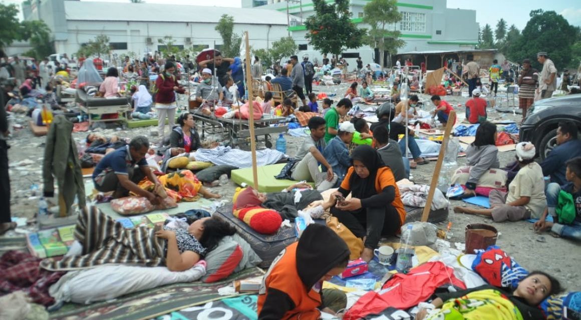 Földrengés Indonéziában: Több százan meghaltak, sokan eltűntek