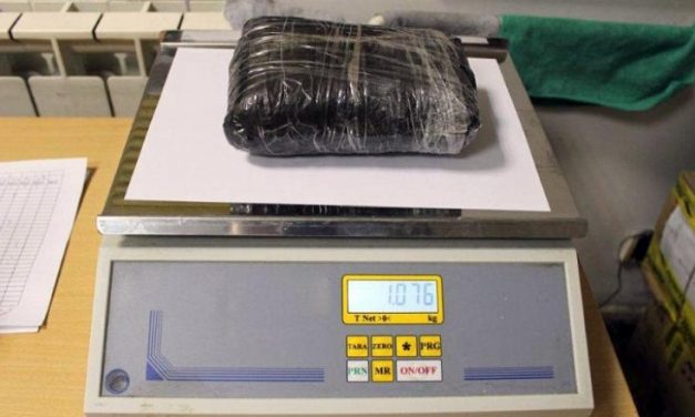 Egy kiló kokaint csempésztek volna