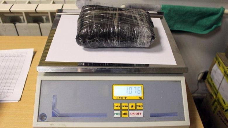 Egy kiló kokaint csempésztek volna