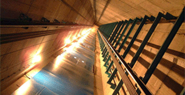 Negyvenéves liftekben utazunk