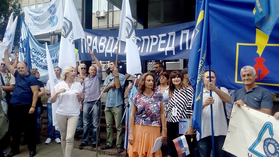 Megkezdték a sztrájk-sorozatot a tanügyi dolgozók