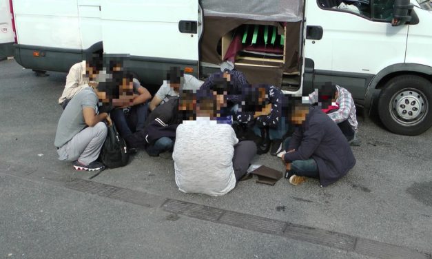 Román embercsempészeket fogtak el Röszkén (Fotók)