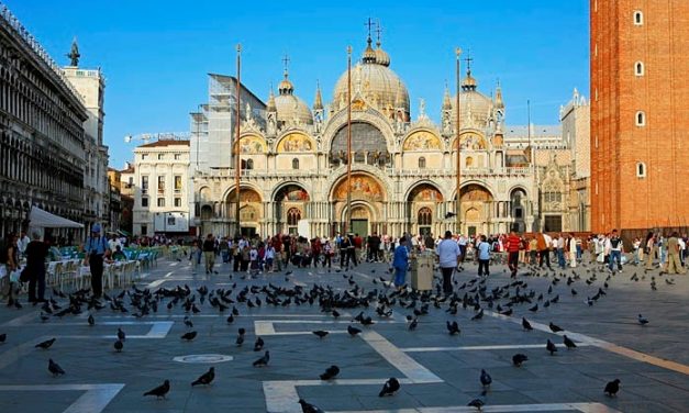 Velencében 500 euróra büntethetik a turistákat, ha leülnek