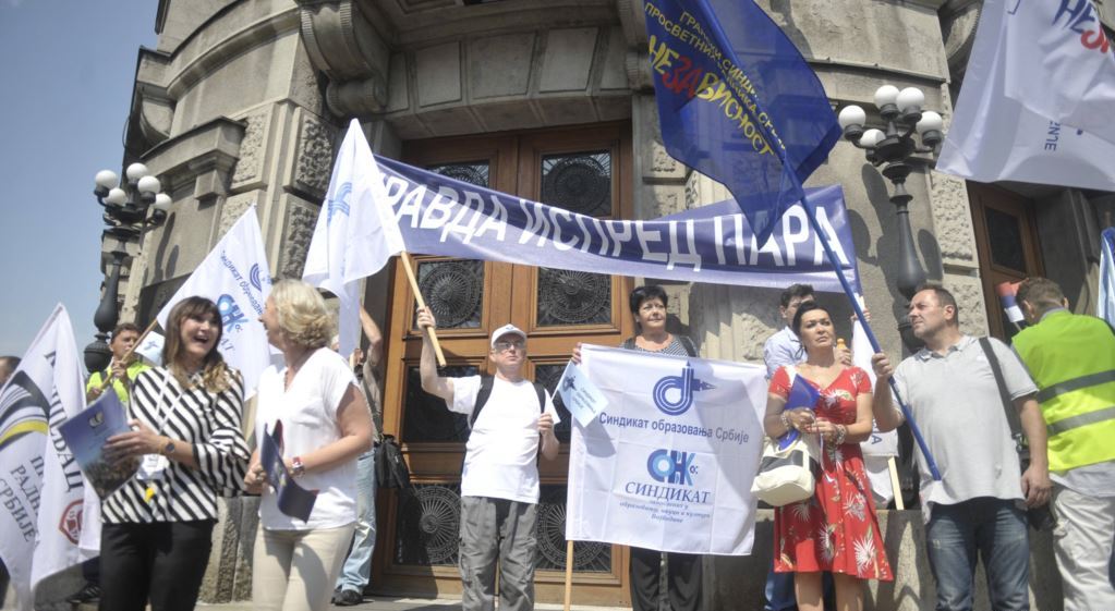 A tanügyben négyezer személy munkaerő-felesleg