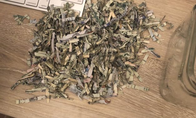 Ledarálta a spórolt pénzt