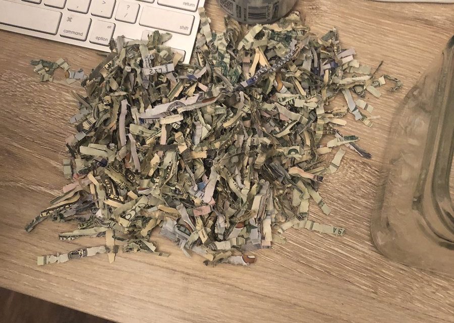 Ledarálta a spórolt pénzt