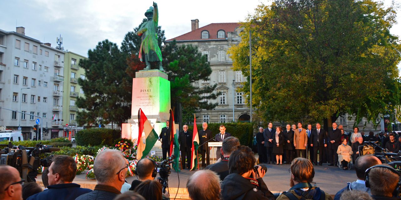 <span class="entry-title-primary">Magyarország a forradalom évfordulóját ünnepli</span> <span class="entry-subtitle">Kétnapos állami programsorozat, ingyenes múzeumok, nosztalgiajáratok, koncertek várják az ünneplőket Budapesten</span>