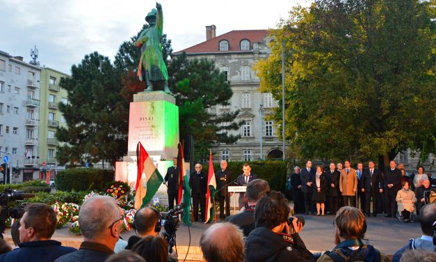 <span class="entry-title-primary">Magyarország a forradalom évfordulóját ünnepli</span> <span class="entry-subtitle">Kétnapos állami programsorozat, ingyenes múzeumok, nosztalgiajáratok, koncertek várják az ünneplőket Budapesten</span>