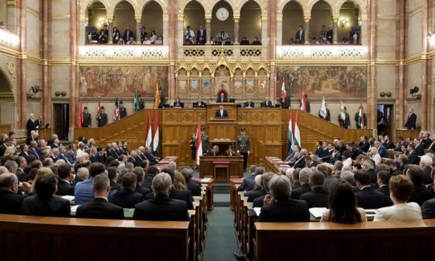 Elfogadták a Sargentini-jelentést visszautasító határozatot