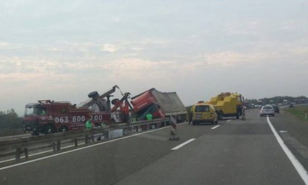 Felborult egy teherautó az autópályán, 3 kilométer hosszú a kocsisor