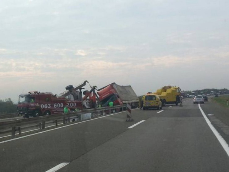 Felborult egy teherautó az autópályán, 3 kilométer hosszú a kocsisor