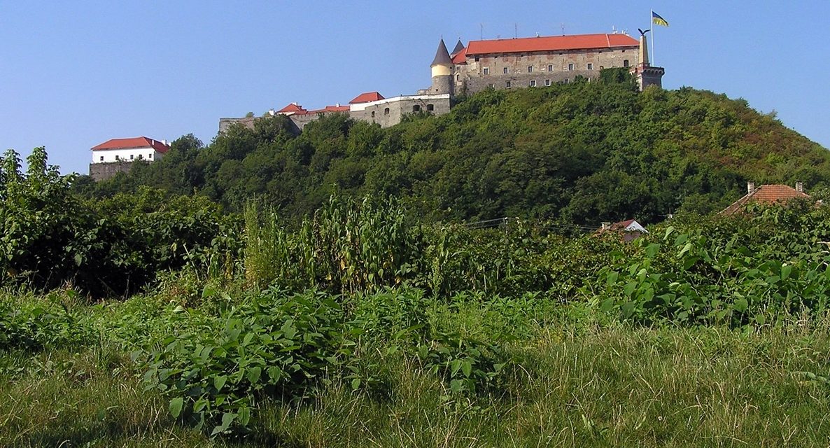 Ukrajna címerére cserélik le a turulmadár szobrát a munkácsi várban