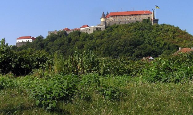 Ukrajna címerére cserélik le a turulmadár szobrát a munkácsi várban