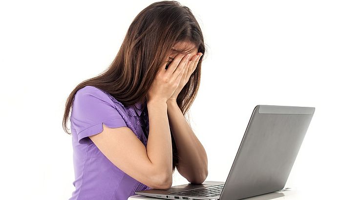 Letartóztatták a meztelen fotókat követelő férfit, majd szabadon engedték