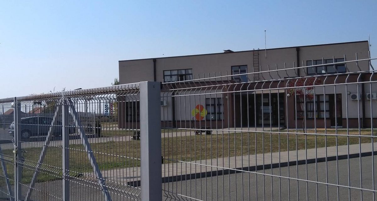 Ruma: Az óvoda udvarában gázolt el két kislányt az ételszállító furgon