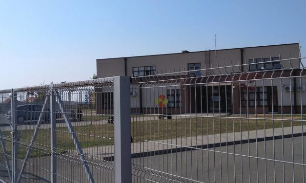 Ruma: Az óvoda udvarában gázolt el két kislányt az ételszállító furgon