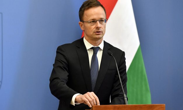 Szijjártó: Montenegrónak és Szerbiának 2025 előtt kellene csatlakoznia az EU-hoz