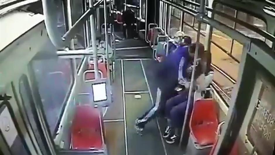 Letartóztatták azt a férfit, aki egy 12 éves kislányt zaklatott szexuálisan a belgrádi villamoson (Videó)