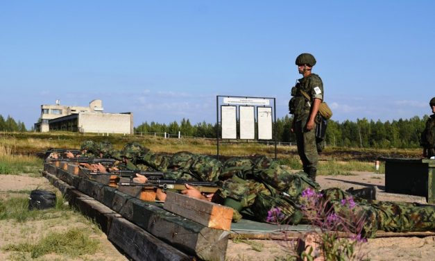 Katonai kiképzésen kell részt vennie minden 30 évnél idősebb férfinak