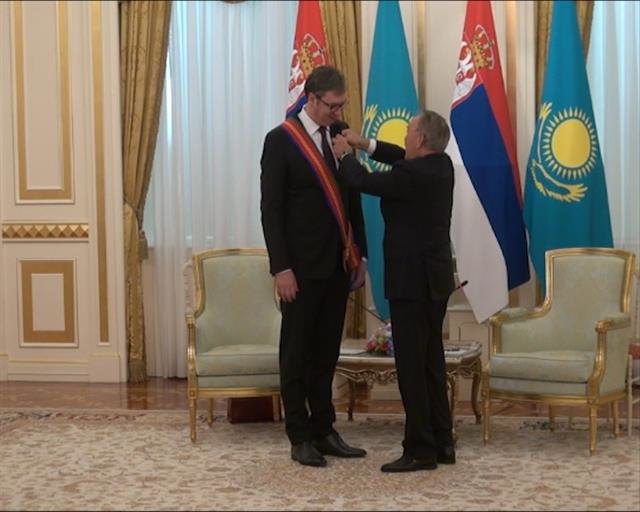 Kölcsönösen kitüntette egymást a szerb és a kazah elnök