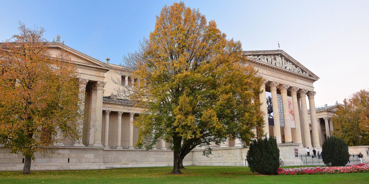 <span class="entry-title-primary">Kultúrharc és lánykérés a megújult Szépművészetiben</span> <span class="entry-subtitle">Harcos kormányfő és boldog (külföldi) látogató pár Budapest egyik legszebb múzeumában (A lánykérés hiteles volt)</span>