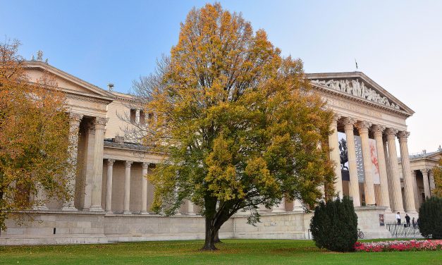 <span class="entry-title-primary">Kultúrharc és lánykérés a megújult Szépművészetiben</span> <span class="entry-subtitle">Harcos kormányfő és boldog (külföldi) látogató pár Budapest egyik legszebb múzeumában (A lánykérés hiteles volt)</span>