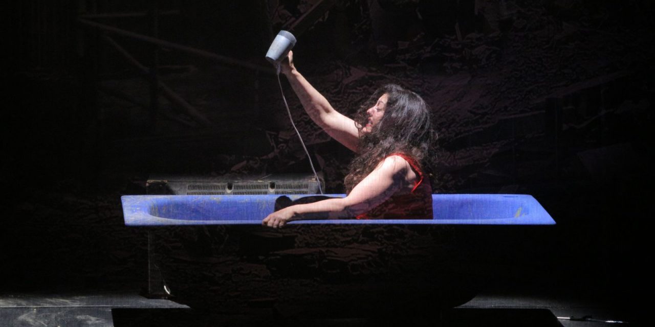 „A jelmeztervezés jobban megfelel a lelkiállapotomnak”