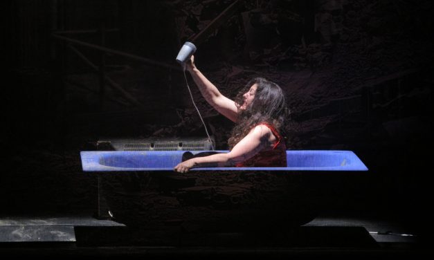 „A jelmeztervezés jobban megfelel a lelkiállapotomnak”