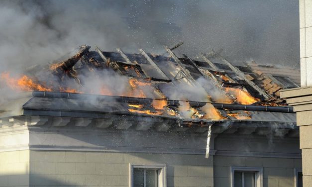 <span class="entry-title-primary">Teljesen kiégett Gyurcsányék irodája</span> <span class="entry-subtitle">A tűzoltók tíz járművel vonultak ki a helyszínre, kilenc vízsugárral oltották el a lángokat</span>