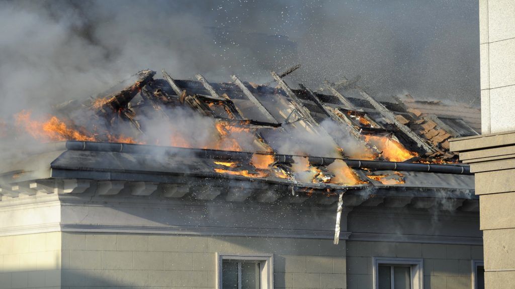 <span class="entry-title-primary">Teljesen kiégett Gyurcsányék irodája</span> <span class="entry-subtitle">A tűzoltók tíz járművel vonultak ki a helyszínre, kilenc vízsugárral oltották el a lángokat</span>