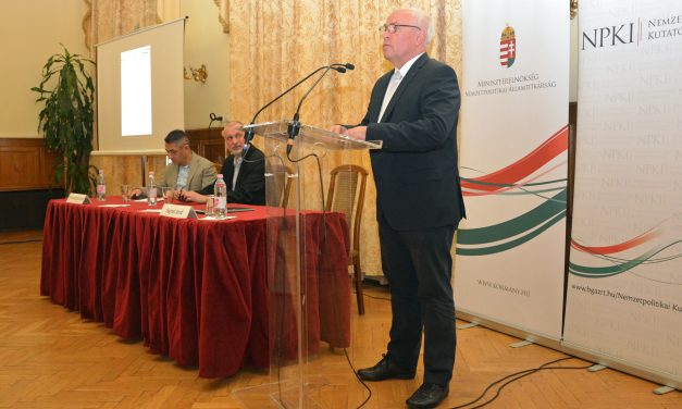 <span class="entry-title-primary">Diadalmenet Budapesten is</span> <span class="entry-subtitle">Hajnal Jenő értékelte a választási eredményeket a Nemzetpolitikai Kutatóintézetben és a hivatalos szitokszavakkal illette választási vetélytársait</span>