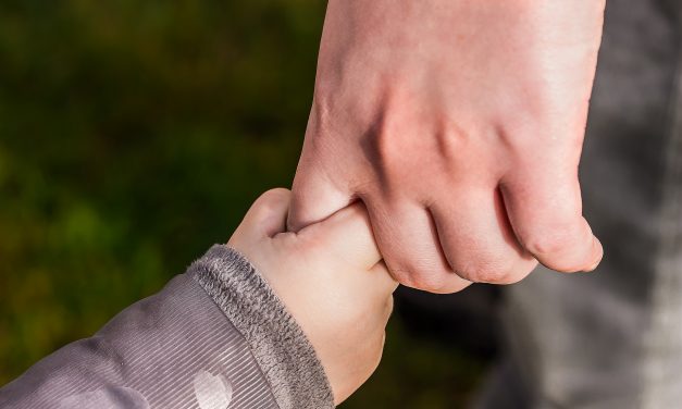 Csaknem százezer gyermeket hagytak otthon a külföldön dolgozó románok