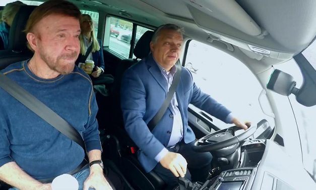 Trumphoz hasonlította Chuck Norris Orbán Viktort