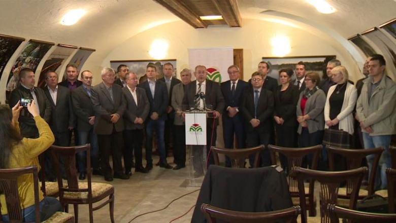 <span class="entry-title-primary">Pásztor: A vajdasági magyar emberek úgy döntöttek, hogy az Urat is akarják, meg a Pásztort is</span> <span class="entry-subtitle">Joó Horti Lívia, a Magyar Mozgalom társelnöke levele kapcsán tartott sajtótájékoztatót a VMSZ elnöke</span>