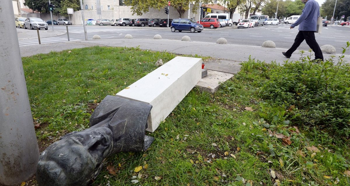 Magára döntötte a szobrot, súlyosan megsérült